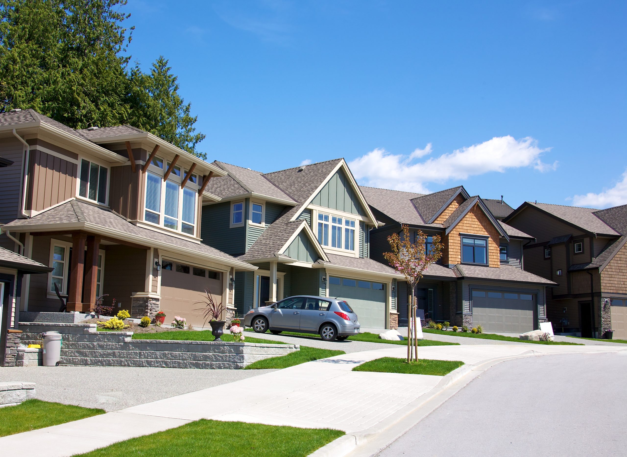 Detached homes in a Canadian neighbourhood, reflecting the country's stabilizing real estate market in mid-2025.